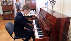 Un adolescent sans main joue du piano avec beaucoup de talent