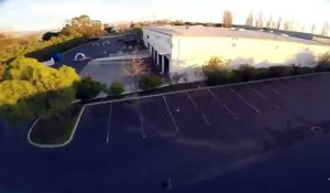 Course de drones dans un entrepôt (POV)