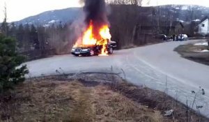 Pompiers VS voiture folle en feu. Dingue...