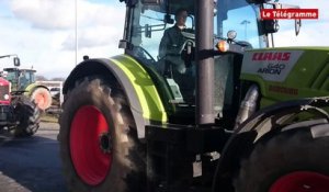 Agriculteurs. Arrivée des tracteurs à l'Intermarché de Séné (56)