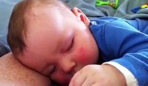 Ce bébé rit en dormant, trop adorable !