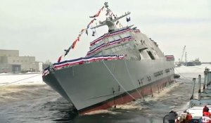 Regardez la mise à l'eau spectaculaire du nouveau bateau de l'US Navy