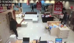 Une vendeuse fait un plaquage à un voleur d'ordinateur !