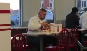 Un homme a une grosse faim dans un fast-food