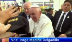 Mexique: Le pape François en colère contre un fidèle - Regardez