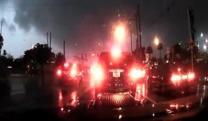 Etats-Unis: un automobiliste fonce droit sur une tornade