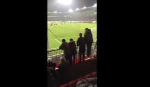 Furieux, les supporters de Man Utd scandent "We're f*** shit" !