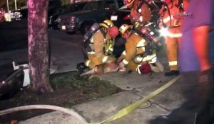 Des pompiers sauvent un chien piégé dans une maison en feu à Los Angeles
