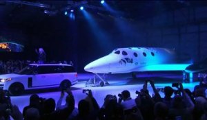 Richard Branson présente SpaceShipTwo, le vaisseau qui doit emmener des touristes dans l'espace