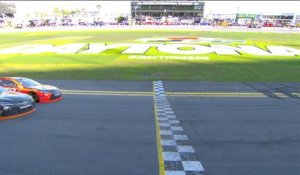 Photo finish très serré au Daytona 500 - Denny Hamlin gagne de 1 cm!