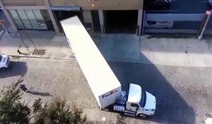 Un pro réalise une manoeuvre millimetrée pour garer son camion