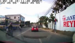 Une femme en scooter chute à cause d'un ballon sur la route