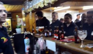 Une course hippique désopilante à base de bière dans un bar en Belgique