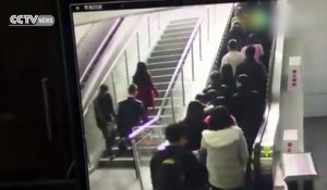 Quand un escalator change de sens.. Tout le monde tombe !