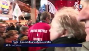 Salon de l'agriculture : des éleveurs bovins aspergent de farine le stand de Charal