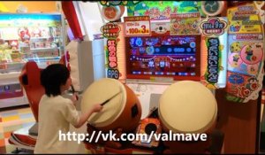 Ce jeune japonais déchire tout sur un jeu d'arcade de percussion Taiko (tambour japonais)