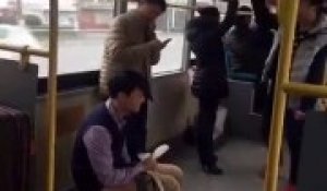 Un homme fait caca tranquille dans un bus en Chine