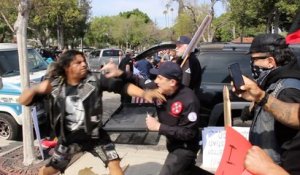 Une bagarre entre antiracistes et membres du KKK