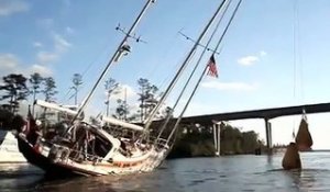 Comment faire passer un voilier de 24 mètres sous un pont de 20 mètres - Technique incroyable