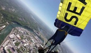 Des forces spéciales atterrissent en Parachute dans un Stade aux Etats-Unis