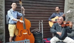 Un touriste coréen se joint à des musiciens de rue à Florence