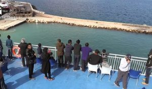 Reportage dans un bateau, de Lesbos à Athènes : un répit pour les migrants