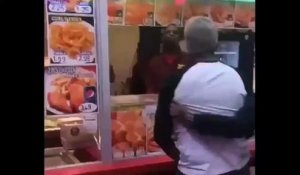 Un client boxé par un employé de fast food