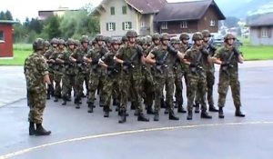 L'armée suisse fait une reprise de We Will Rock You pendant une parade militaire