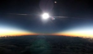 Eclipse solaire vue d'un avion