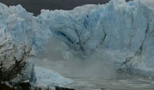 Spectaculaire rupture d'une arche de glace en Patagonie