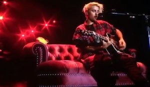 Justin Bieber chante assis sur un canapé pendant sa nouvelle tournée - PURPOSE TOUR Love Yourself (Live from Seattle)