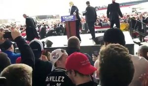 Un homme essaie de monter sur scène lors d'un discours de Donald Trump