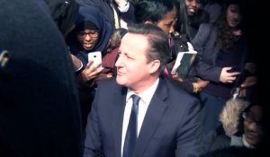Cameron accueilli en rockstar dans une école près de Londres