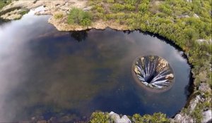 Un trou au milieu de l'eau - Vue aérienne du Covão dos Conchos au portugal