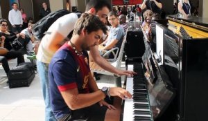 Deux inconnus se mettent à jouer du piano ensemble dans la gare d'Austerlitz