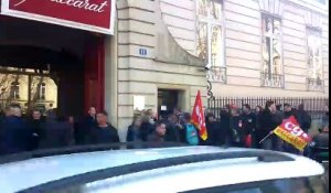 Salariés de Baccarat en grève devant le siège à Paris-Pierre MATHIS-ER