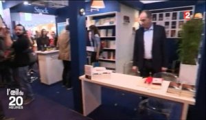 Grand moment de solitude pour Jean-François Copé au Salon du livre - Regardez