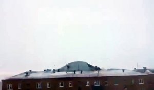 La tempête arrache un toit en Russie !