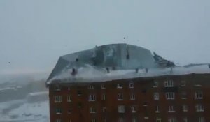 Le vent arrache le toit d'un immeuble en Russie