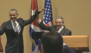 Raul Castro repousse fermement le bras de Barack Obama !