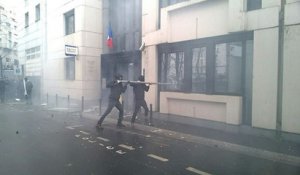 Lycéen frappé par un policier: des jeunes s'en prennent à deux commissariats parisiens