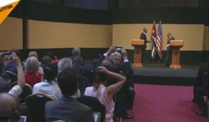 Raul Castro repousse la tape sur l'épaule d'Obama devant les caméras du monde entier