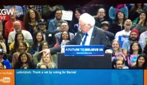 Un oiseau se pose sur le podium de Bernie Sanders pendant son discours aux USA