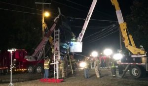 Une conductrice se retrouve coincée dans des lignes électriques avec sa voiture...