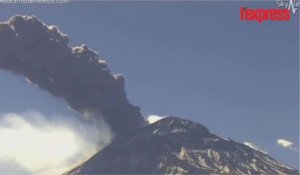 Mexique: spectaculaire éruption du volcan Popocatepetl