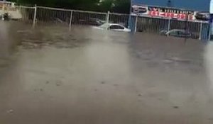 Il roule en Hummer dans les inondations - Dingue