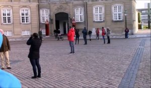 La princesse du Danemark amène ses enfants à l'école en Vélo.. Normal!