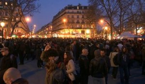 Paris : Deuxième "Nuit Debout" pour les Indignés de la place de la République