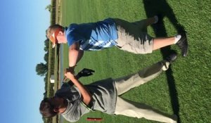 Deux intellos se battent sur un terrain de golf