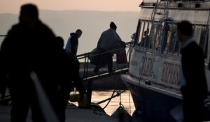 Les premiers retours de migrants vers la Turquie, à travers les télés